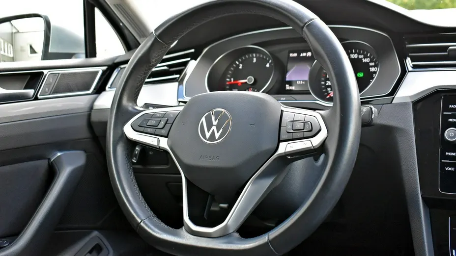 VOLKSWAGEN Passat -
