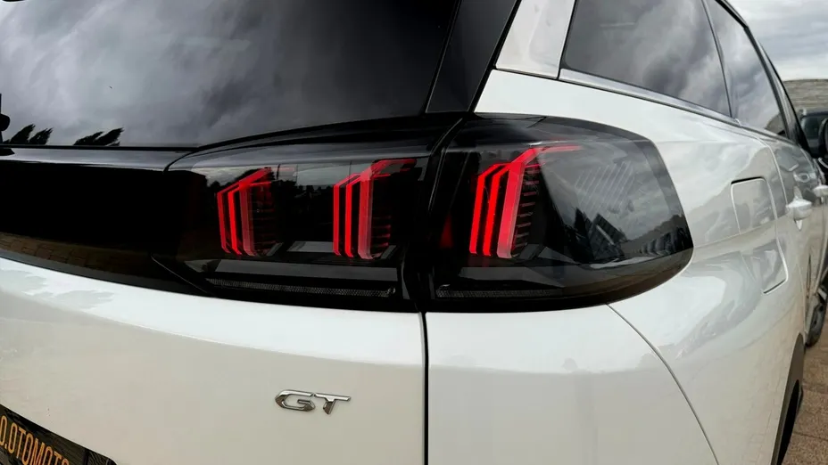 PEUGEOT 5008 -