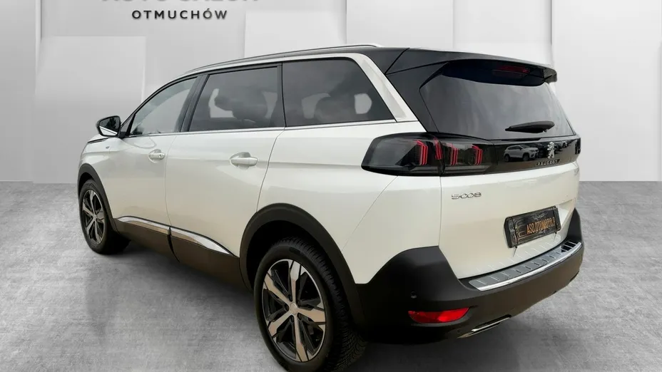 PEUGEOT 5008 -