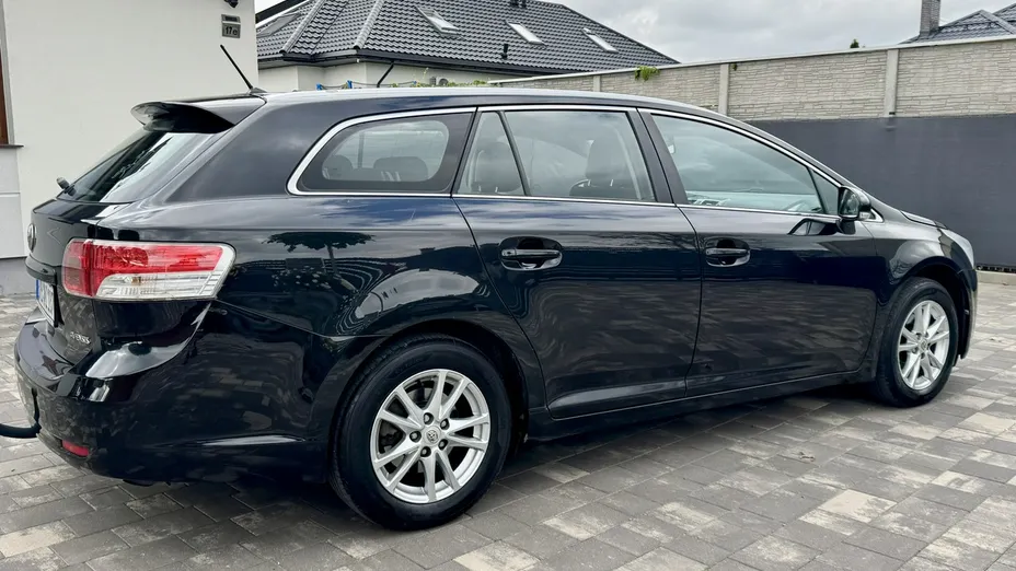 TOYOTA Avensis -