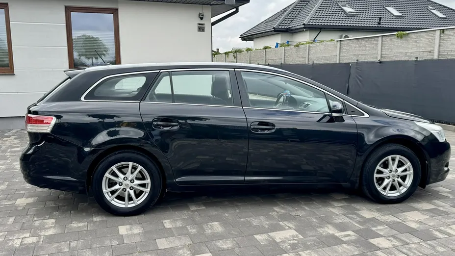 TOYOTA Avensis -