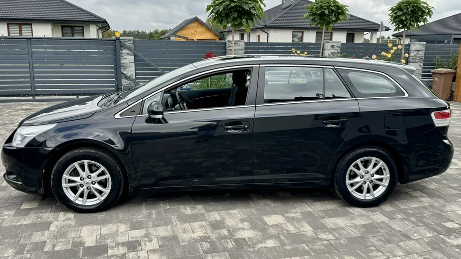 TOYOTA Avensis -
