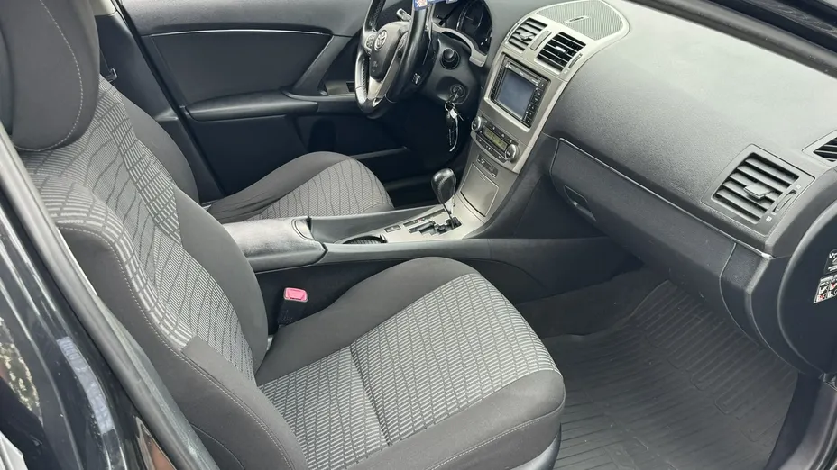 TOYOTA Avensis -