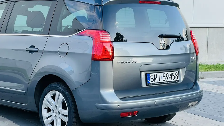 PEUGEOT 5008 -