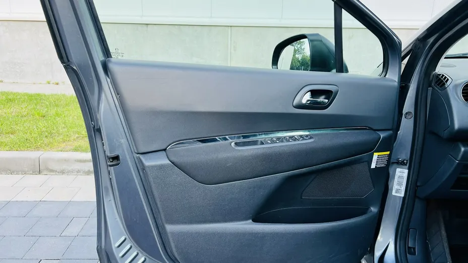 PEUGEOT 5008 -