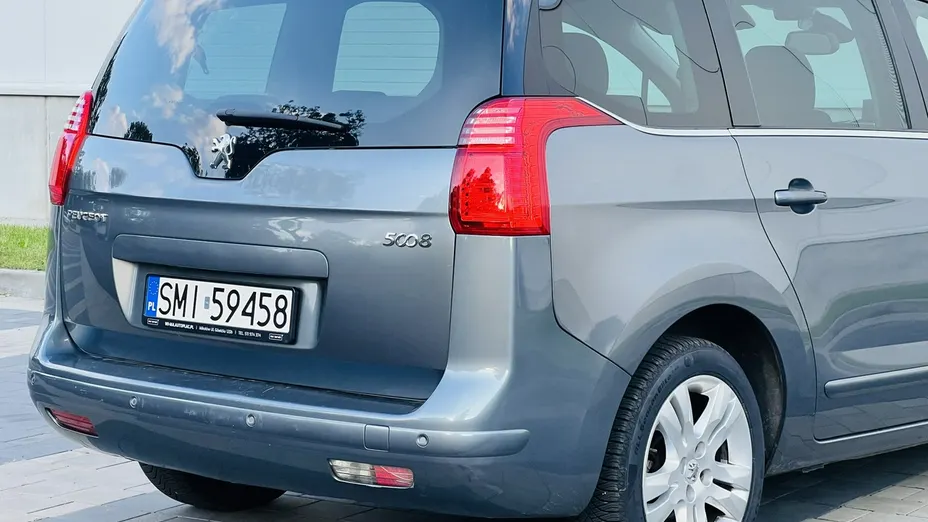 PEUGEOT 5008 -