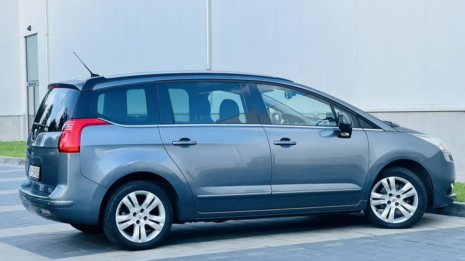 PEUGEOT 5008 -