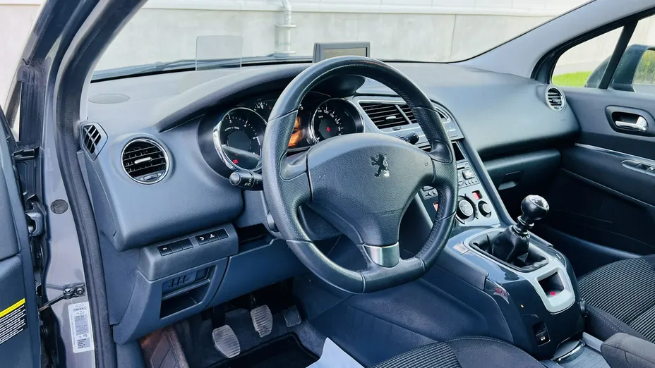 PEUGEOT 5008 -