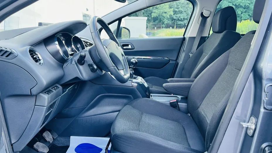 PEUGEOT 5008 -