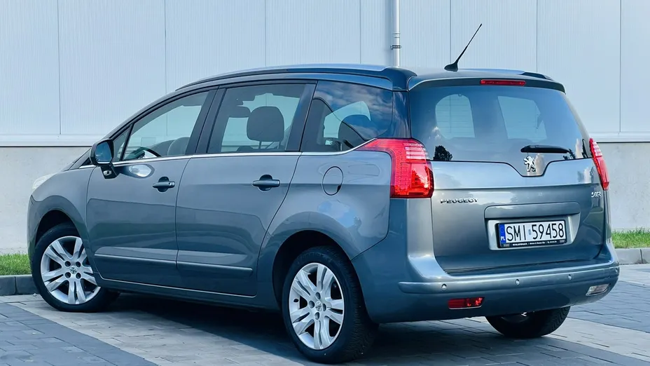PEUGEOT 5008 -