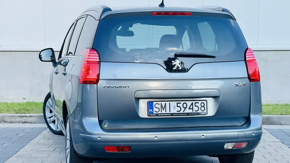 PEUGEOT 5008 -