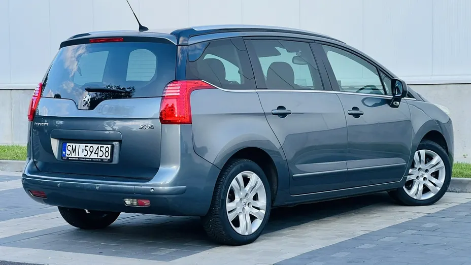 PEUGEOT 5008 -