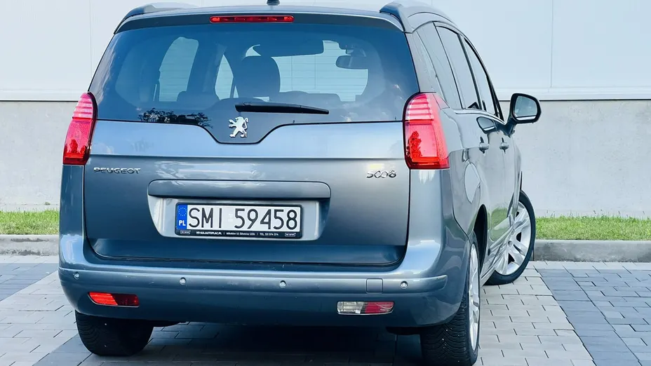 PEUGEOT 5008 -