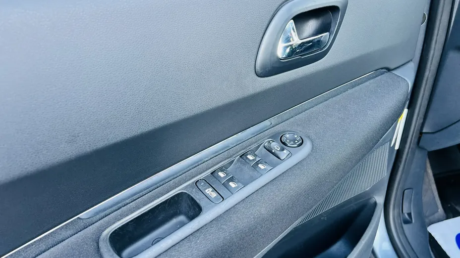PEUGEOT 5008 -