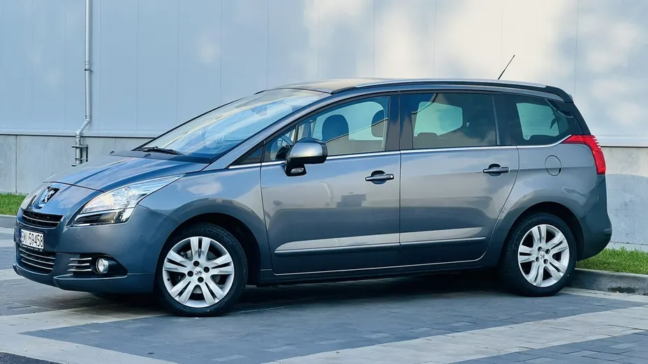 PEUGEOT 5008 -