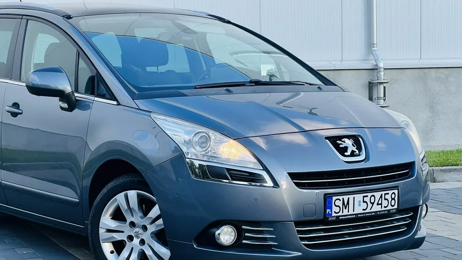 PEUGEOT 5008 -