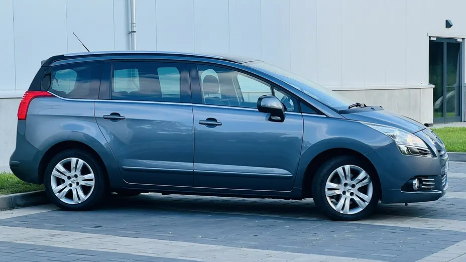 PEUGEOT 5008 -