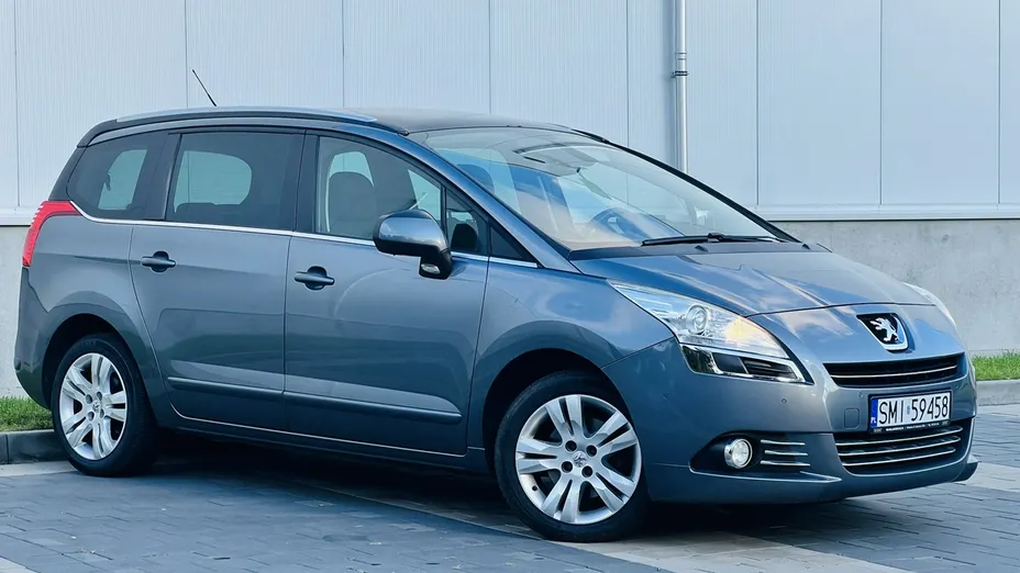 PEUGEOT 5008 -