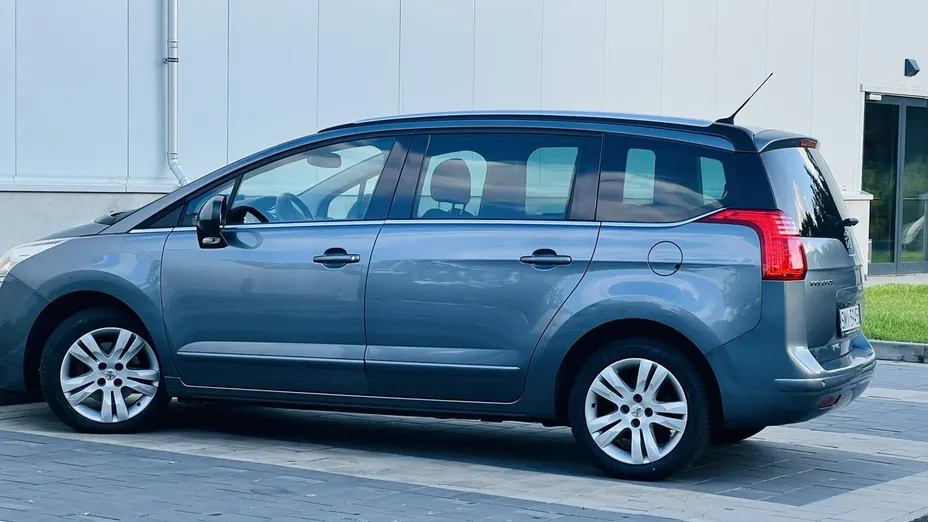PEUGEOT 5008 -