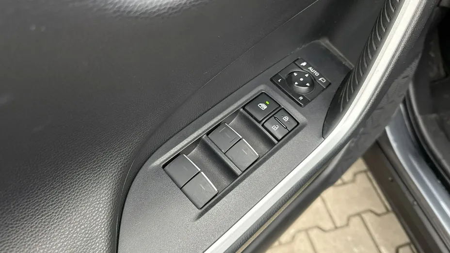 TOYOTA RAV4 -