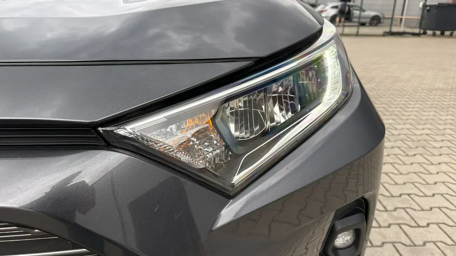 TOYOTA RAV4 -