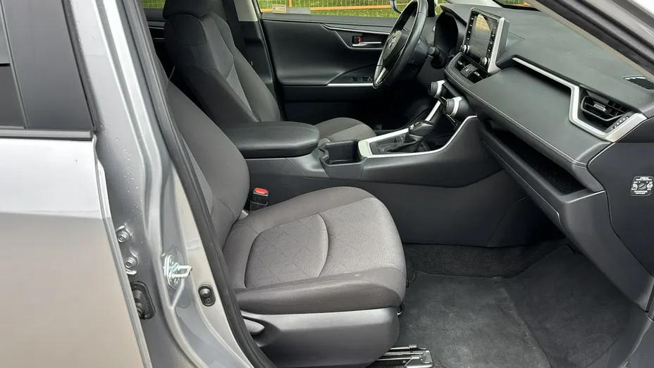 TOYOTA RAV4 -