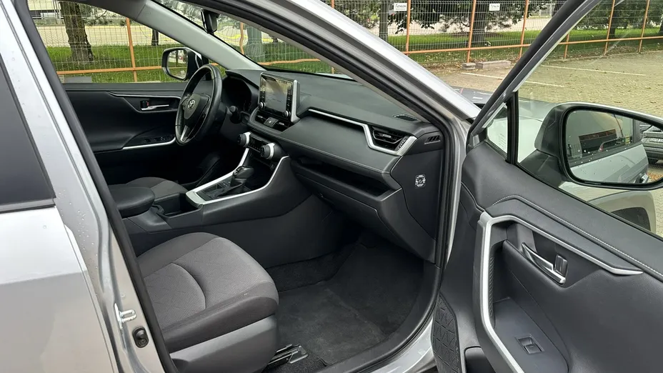 TOYOTA RAV4 -