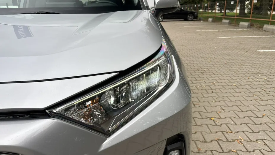 TOYOTA RAV4 -