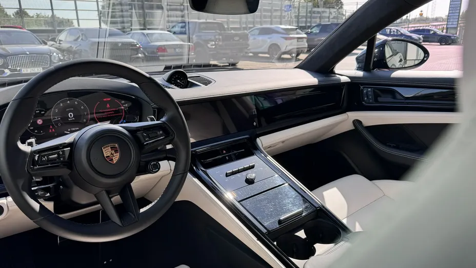 PORSCHE Panamera -