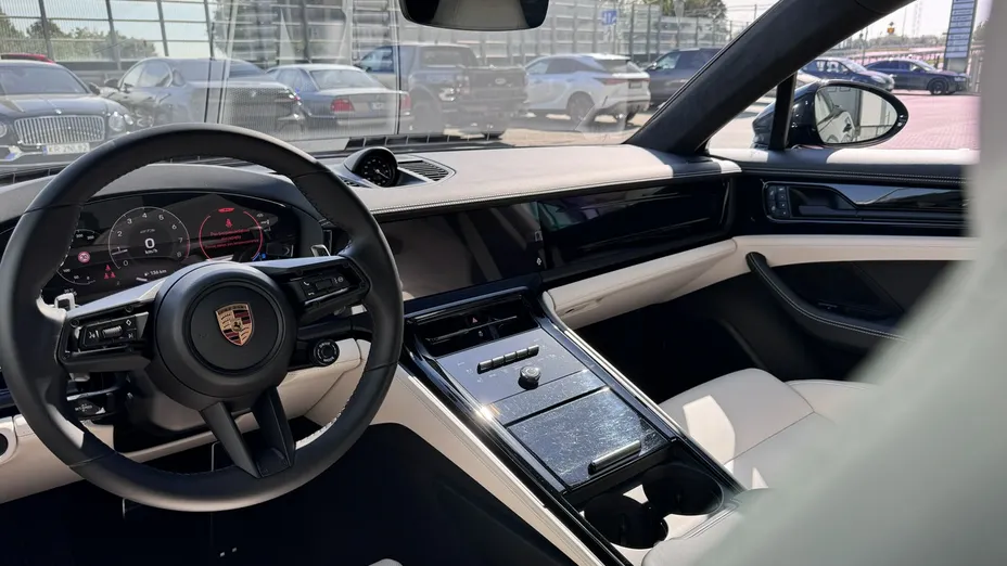 PORSCHE Panamera -