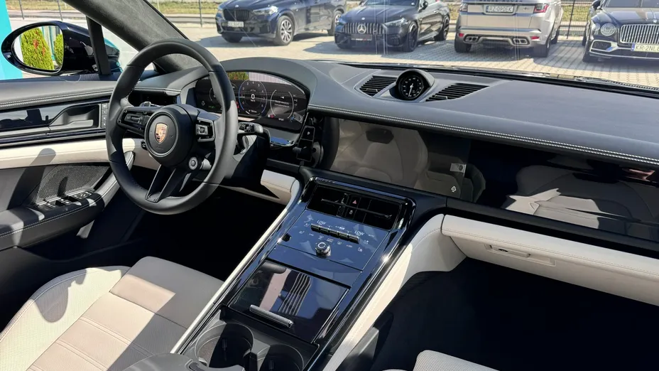 PORSCHE Panamera -