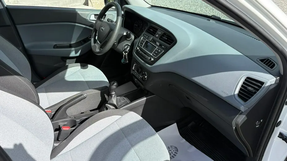 HYUNDAI i20 -