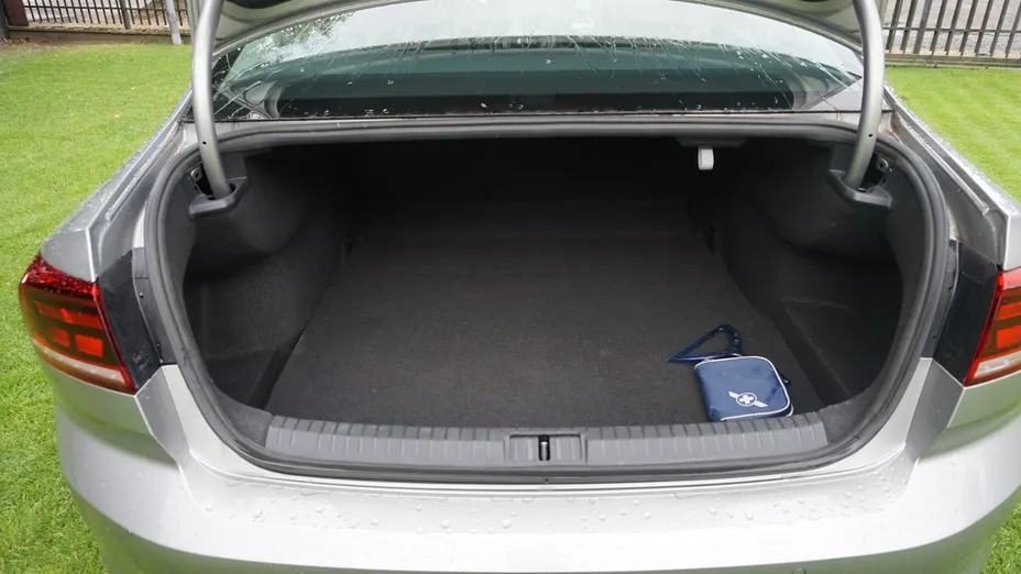 VOLKSWAGEN Passat -