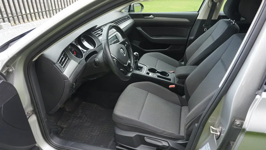 VOLKSWAGEN Passat -