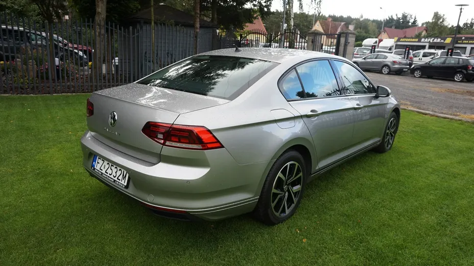 VOLKSWAGEN Passat -