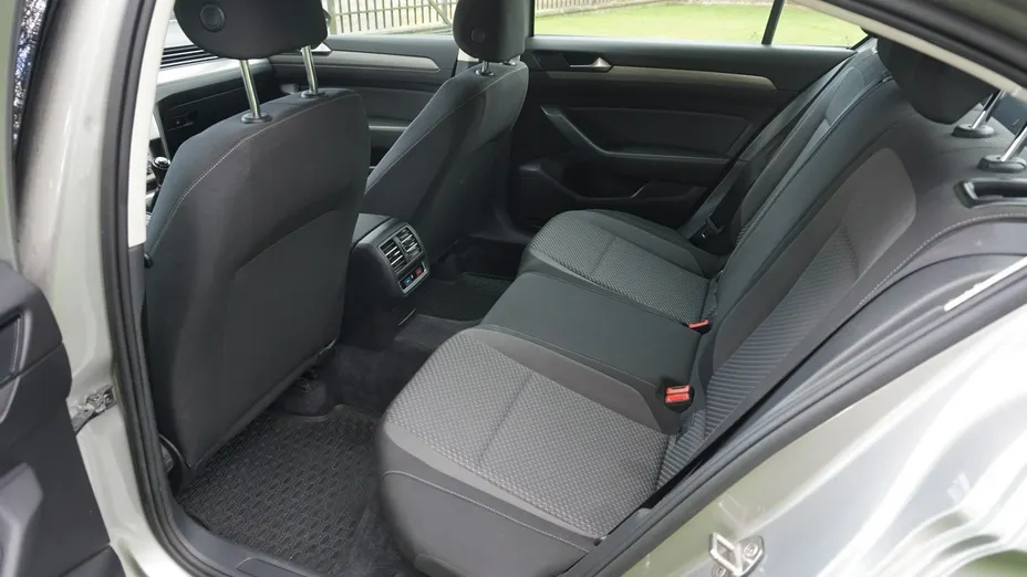 VOLKSWAGEN Passat -
