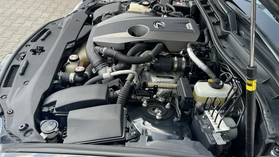 LEXUS IS -