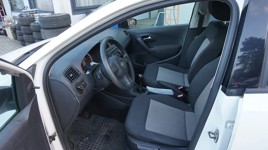 VOLKSWAGEN Polo -