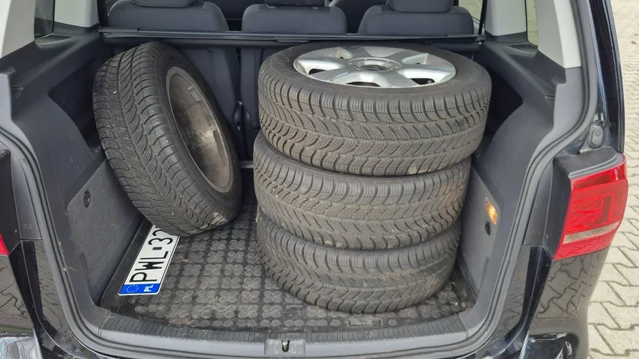 VOLKSWAGEN Touran -