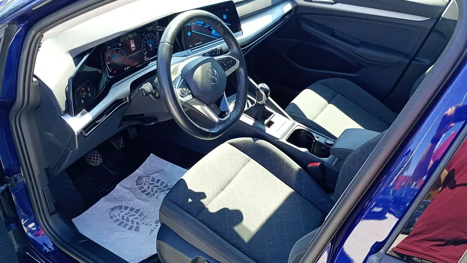 VOLKSWAGEN Golf -