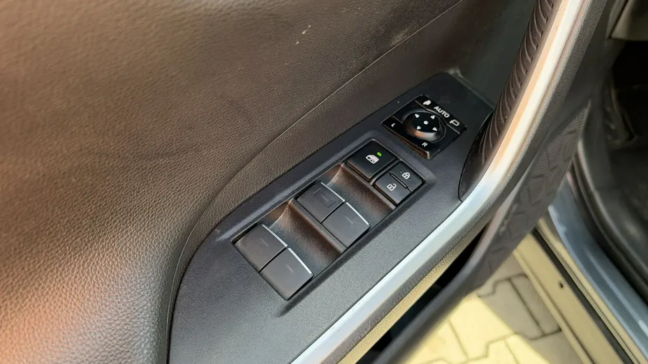 TOYOTA RAV4 -