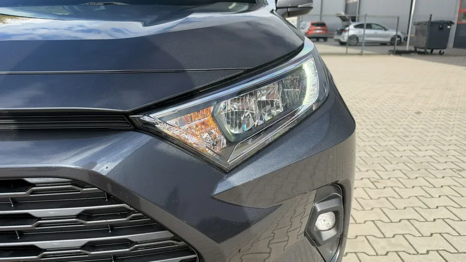 TOYOTA RAV4 -