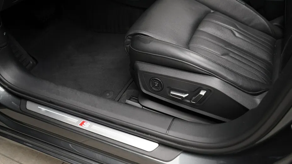AUDI A6 -