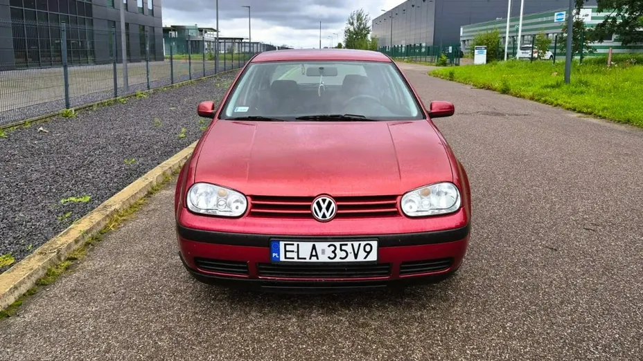 VOLKSWAGEN Golf -