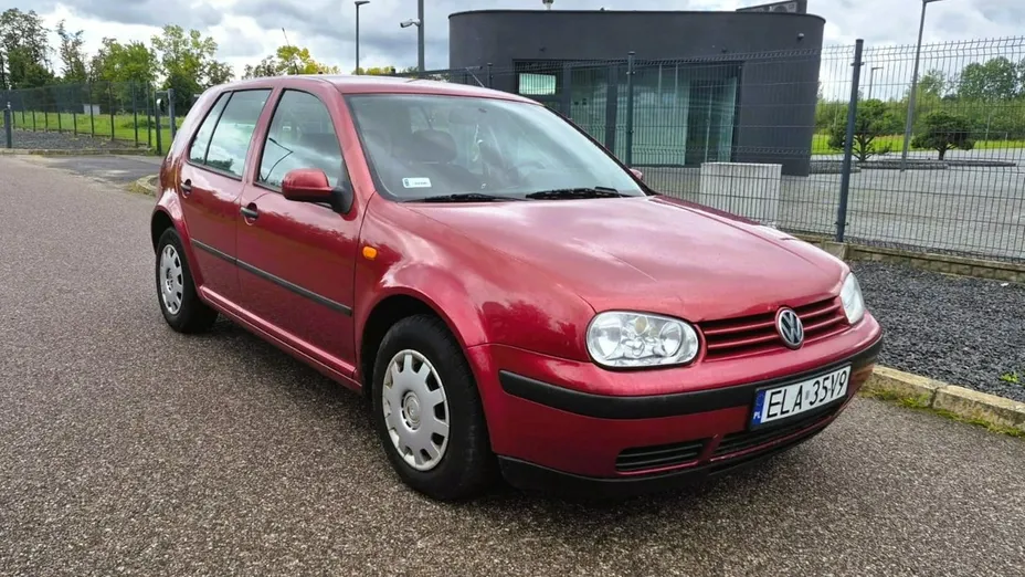 VOLKSWAGEN Golf -