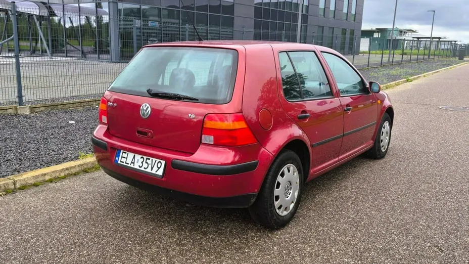 VOLKSWAGEN Golf -