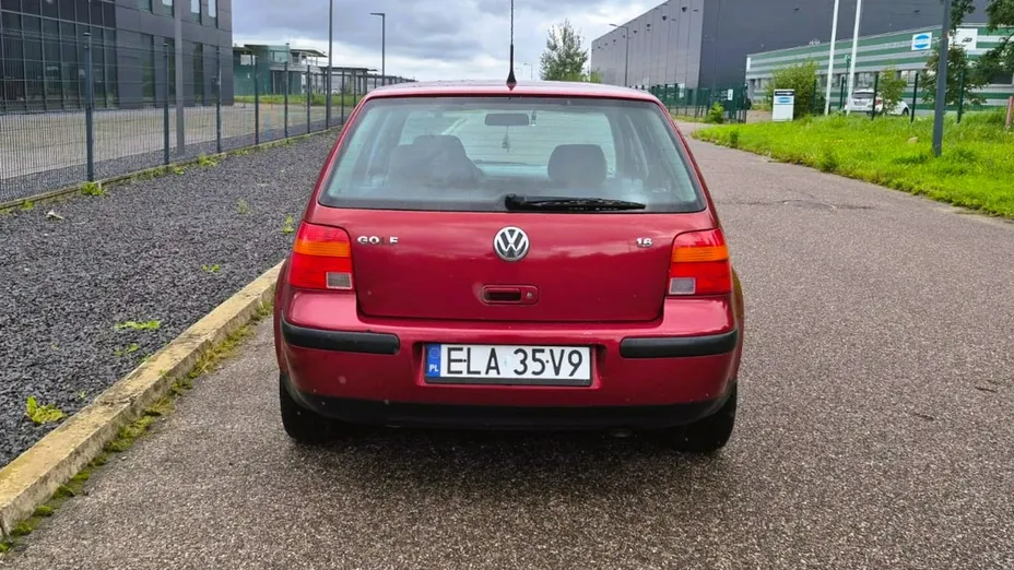 VOLKSWAGEN Golf -