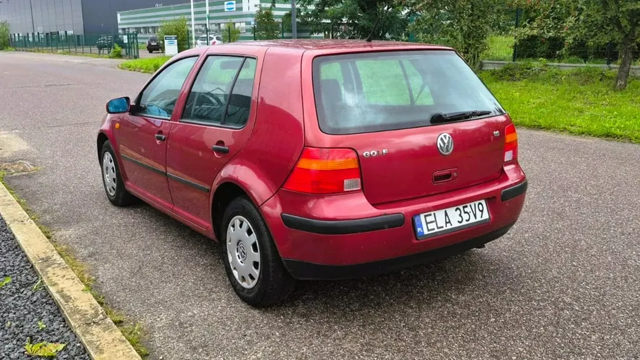 VOLKSWAGEN Golf -
