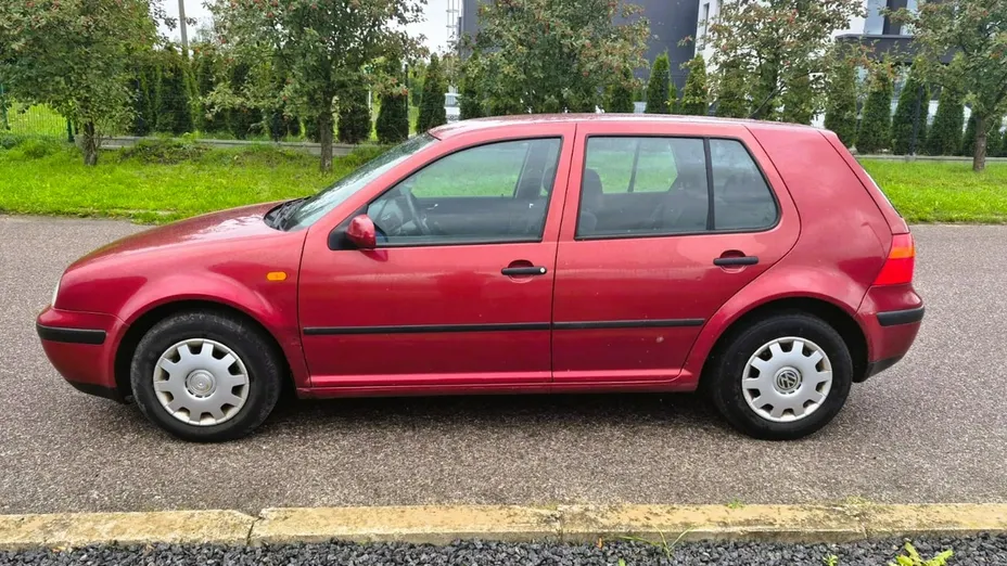 VOLKSWAGEN Golf -
