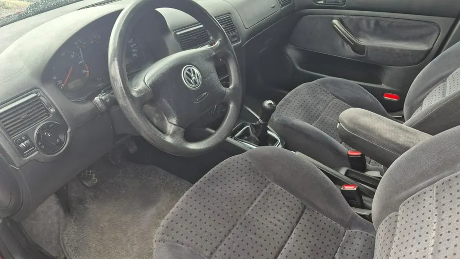VOLKSWAGEN Golf -